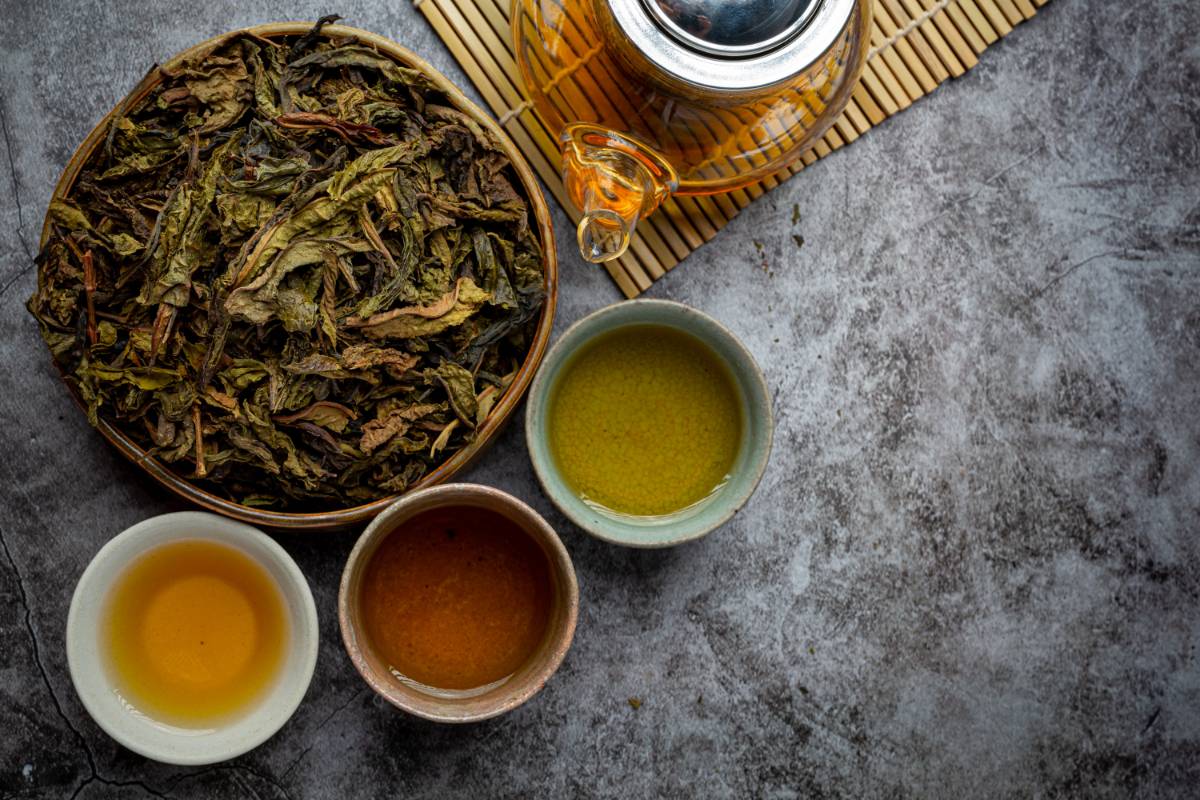 Kopje oolong met theebladeren