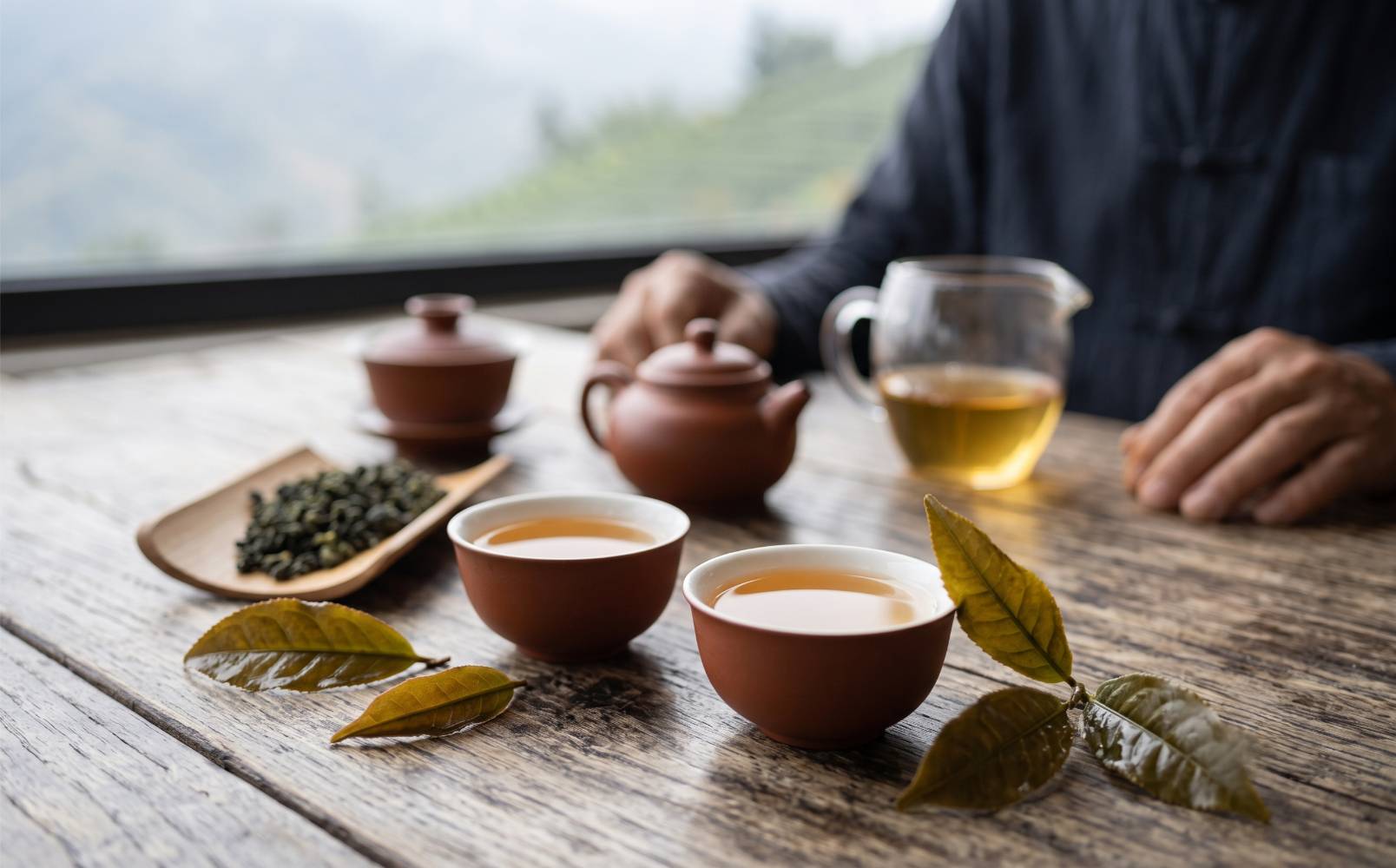 Ambergouden oolong-liquor met theebladen
