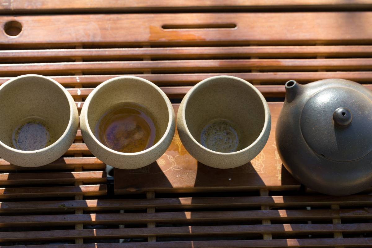 Chaozhou theeceremonie met kleine pot en drie kopjes