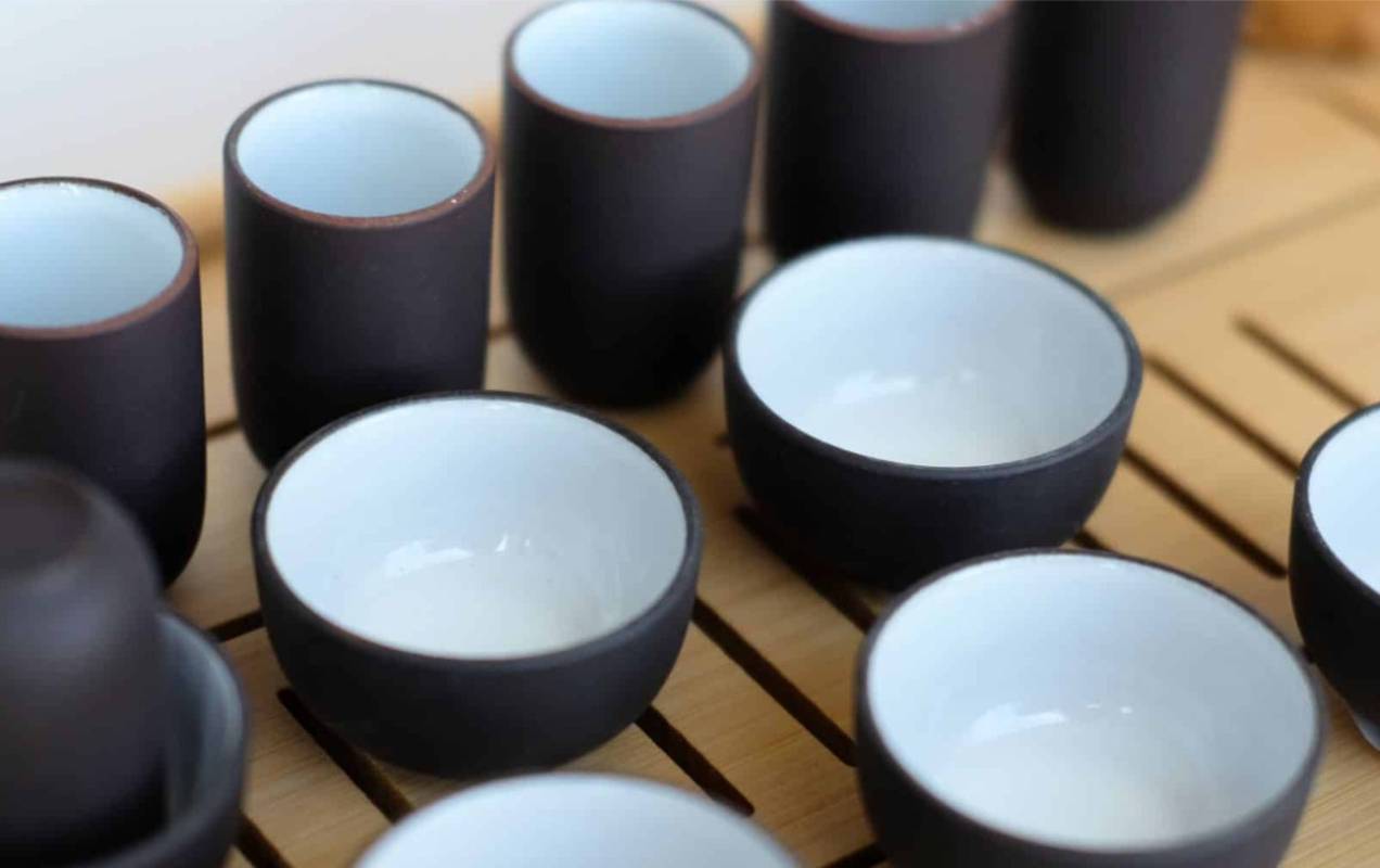 Kleine porseleinen theekopjes voor oolong